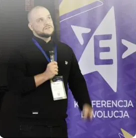 Adam Jędrychowski podczas wystąpienia na konferencji